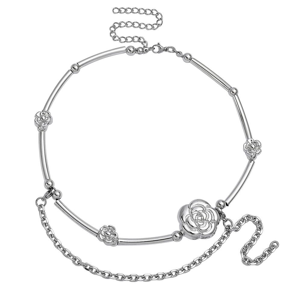 Layered Pendant Necklace Aesthetic - Y2K風のカメリアチョーカー。シルバーカラーのチューブビーズと二重のチェーン、花のペンダントが付いた、女性向けのファッションジュエリー。