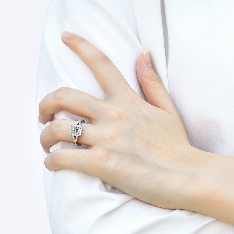 人気急上昇中のファッションリング。100％S925シルバー製 - Moissanite Engagement Ring 1 Carat のレビューと価格
