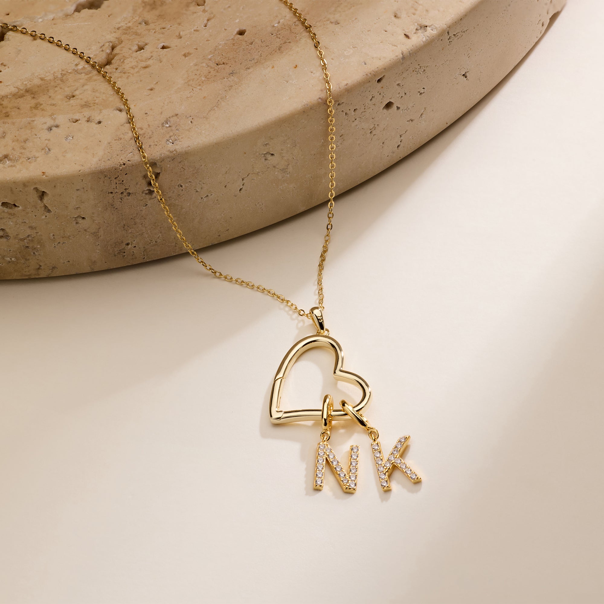 カスタムイニシャルオープンハートネックレス、パーソナライズレ - Initial Letter Necklace 18K Gold のレビューと価格