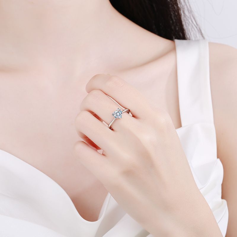 LioraGem 1 カラット ファンシーシェイプ モアサナ - Moissanite Engagement Ring 1 Carat のレビューと価格